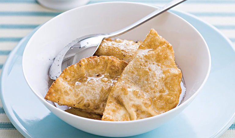 Chocolate stuffed Wontons recipe: Easy way to make Chocolate stuffed Wontons at home